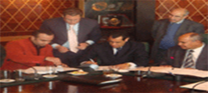 M. Maati Ben Kaddour, Président du Conseil des Conseillers, et M. Tarek El Oudghiri signent un accord de partenariat