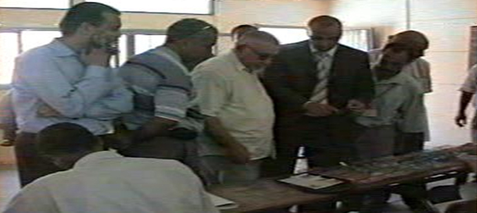 M. Abdul Wahed Al-Radi, Président de la Chambre des représentants, en visite alors qu'il effectuait un processus de mesure oculaire